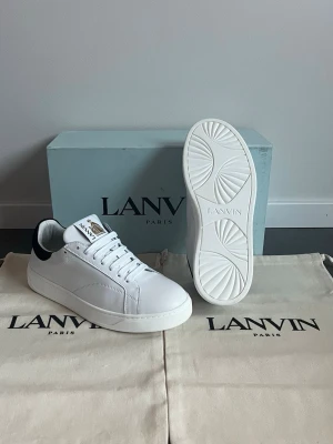 Lanvin Dbb0 Skor - Tjena! Säljer nu dessa helt nya Lanvin dbb0 skor. Storlek 41 - Skick - Helt nya - Nypris på dessa är ca 4500 och mitt pris 2999, (pris kan diskuteras vid snabb affär). Det som ingår är Box, Dustbag och Digitalt kvitto. Hör gärna av er vid minsta fundering/fråga. MVH JL STORE