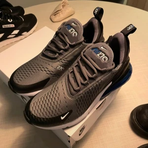 Nike Air Max 270 Iron Grey 44,5 - Orginaln Nike Air Max 270, helt nya, aldrig Storlek 44,5 Ny pris 1950