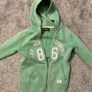 Peak performance zip up - Säljer denna snygga och sköna zip up som är grön! 