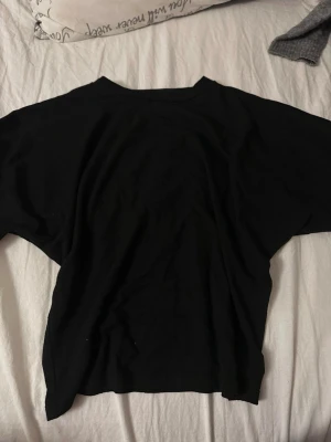 T-shirt med breda armar - T-shirt med breda armar och lite smalare midja från lager 157