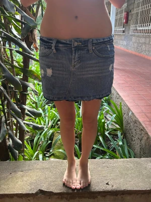 Blå jeanskjol med slitningar - Skitsygg och lågmidjade jeanskjol!! Perfekt nu till våren och sommaren! Pris kan diskuteras 💖