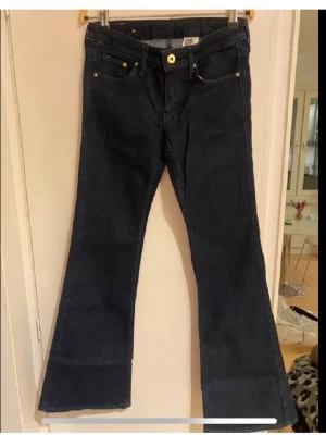 Mörkblå bootcut jeans  - Använda 1-2 gånger 