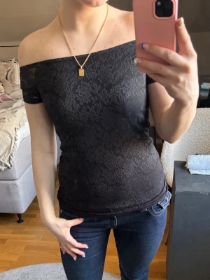 Spetstopp - Snygg svart offshoulder topp med spetsdetaljer och korta ärmar!🖤 Priset är diskuterbart vid snabb affär🥰 