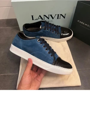 Blåa Lanvin dbb1 - Riktigt snygga sneakers från lanvin!!! 🔥Uk 7, passar 42-43. Skick 8/10, ser riktigt bra ut!