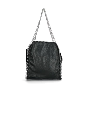 Svart axelväska med kedja - Snygg svart axelväska från Tiamo, nypris 599, säljer den för 450. Väskan går att styla till massa cola outfits!!!💖💖