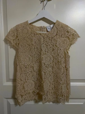 Beige spetsblus från Bondelid - Säljer en beige blus från Bondelid i vacker spets med blommigt mönster. 