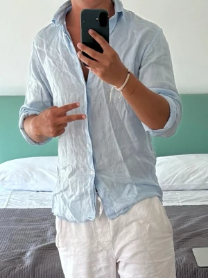 Ljusblå linneskjorta från Matinique - Snygg ljusblå linneskjorta från Matinique. Perfekt till sommaren. Nypris 1699kr. Använd tre gånger så ser helt ny ut. Storlek M