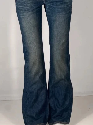 Bootcut jeans från Diesel - Säljer ett par skitsnygga lågmidjade bootcut jeans från diesel. Jeansen har lite små defekter som inte syns när man har på sig dom!  Dom passar mig som är 160cm lång💘 Skriv om du har några frågor om mer exakta mått. Pris kan diskuteras💓💓🥰