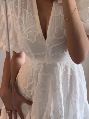 Studentklänning Zara  - Köpte inför min student 2025 här på plick! Men bestämde mig för en annan klänning till slut så bilderna är inte mina, den är enbart testad🥰Oerhört eftertraktad klänning och köpt här på plick. Både runt ärmarna och längst ned vid kjolen är det resår. Hör gärna av dig vid frågor!