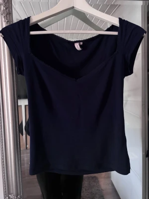 Fin topp - Fin tröja som är lite urringad och är marinblå du ser hur den sitter på i den sista bilden  