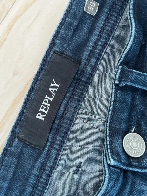 Replay Grover - Säljer nu dessa mörkblå Replay Grover Skick 8,5/10 Nypris 1599kr Mitt pris 499kr  Skicka vid minsta fundering!