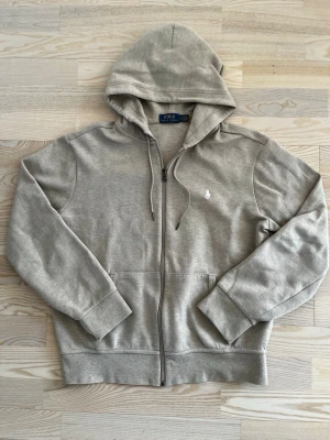 Beige Ralph Lauren zip hoodie - Säljer nu denna beige Ralph Lauren Zip hoodien Skick 9,5/10 Nypris 2395kr Mitt pris 799kr  Skicka vid minsta fundering!