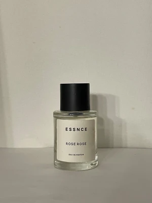 ESSNCE Rose Rose  - Rose rose essnce  TOPPNOTER Fresia, Litchi, Pion, Svarta vinbär, Rosenblad HJÄRTNOTER Liljekonvalj, Magnolia, May rose BASNOTER Cederträ, Mysk,  Amber