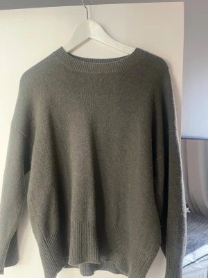 Soft Goat tröja - Säljer denna soft goat tröja i en perfekt mörkgrön färg!! Den har några få noppor men det går att få bort enkelt med en kashmirkam🤍 100% kashmir 