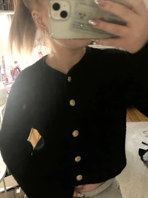 Kofta med guld knappar - Stickad kofta med guldknappar från H&M. Storlek S, fint skick använd fåtal gånger 