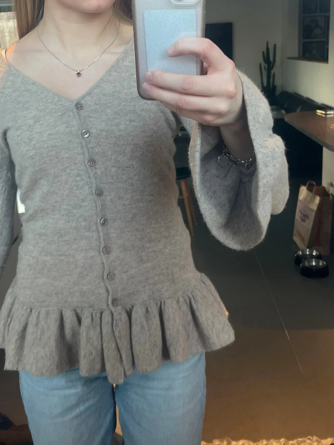 Beige kofta med volangkant