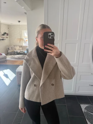 Kort kappa🤍 - Säljer denna korta kappa från Vila i storlek 34, den är helt slutsåld på nätet! 🤍