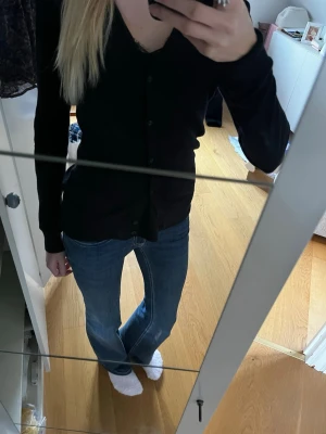 Tunn svart stickad kofta - En basic, tunn, svart stickad tröja i storlek Xs. Tröjan har en vanlig ringning, men som ni ser på första bilden gillar jag at vika in koftan så den blir v-ringad! Märket är J.Crew och den är i mycket bra skick💓💓