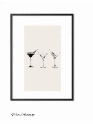 Svartvit poster med martiniglas - Stilren svartvit poster med tre martiniglas i rad, minimalistisk design. Motivet är tryckt på vitt papper och ramen är svart med smal profil. Perfekt som modern väggdekoration för köket eller vardagsrummet.