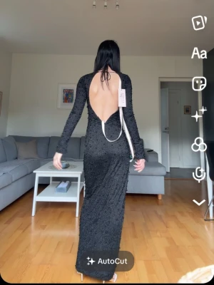 Balklänning  - Köpt för ungefär 1500kr säljer för 1000kr, priset kan diskuteras! Den är använd endast en gång några timmar o aldrig igen så otroligt bra kvalitet som nytt. Stl är 4 som motsvara xs/s och jag ät 160cm