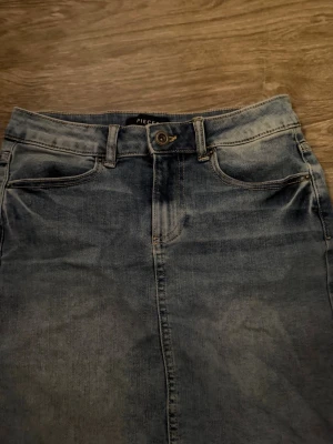 Jeanskjol från pieces  - Stretchigt och skönt material, söt jeanskjol💙💙