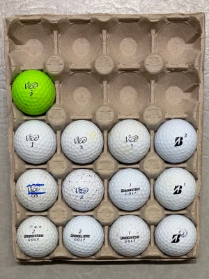 Vice och Bridgestone golfbollar - Säljer ett 13 stycken blandade vita och gröna golfbollar vissa med reklam text/färgpenna, se bild. Vice: 3 Vice PRO, 1 PRO Zero, 1 PRO plus och 1 Tour. Bridgestone: 2 E6, 1 B12, 1 Tour B XS, 1 Tour B RXS, 1 Tour B330-RXS, 1 Treo Soft.