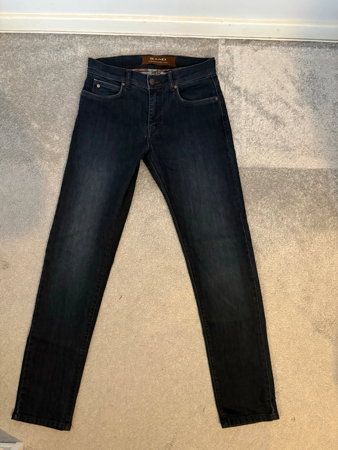 Mörkblå jeans från Sand