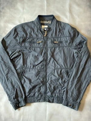 Mörkgrå Urban ring field jacka - Mörkgrå Urban ring field jacka | Storlek - L MEN sitter som S | Skick - 8/10 | Inga defekter | Perfekt till våren | Hör av er vid frågor eller funderingar 🙌