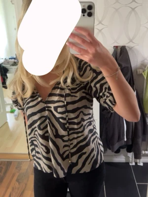 Zebramönstrad blus  - Superfin blus!! Köpte i somras men bara använt 3-4 gånger
