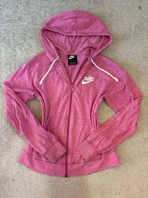Nike rosa zipphoodie S  - Snygg rosa Nike zip hoodie med vit logga framtill. Mycket fint skick💕💕