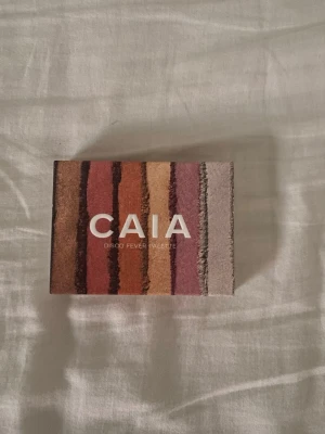 CAIA Disco Fever ögonskuggspalett - Säljer en CAIA Disco Fever ögonskuggspalett med sex nyanser i skimrande och matta toner. Färgerna går i beige, guld, rosa, lila och bruna nyanser. Paletten har en kompakt plastförpackning och är perfekt för att skapa kreativa ögonlooks. Aldrig använd💞