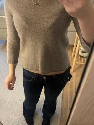 Beige stickad tröja med trekvarts ärm - Mysig beige stickad tröja med rund halsringning och trekvartsärmar. Tröjan är från comma och i storlek 36💕