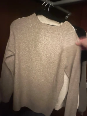 Beige stickad tröja med rund hals - En enkel och stilren beige stickad tröja med rund hals och långa ärmar. Ifrån vero Moda