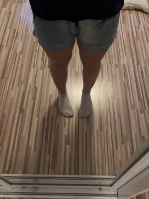 As coola blåa jeans shorts!! - Säljer dessa aaaasss coola jeansshorts! Dem är skiiit snygga på och perfekt inför sommaren😫 säljer för 60 då de är använda en gång och är i jätte bra stick. Går att vika ner byxbenen om man vill de. Vet ej storlek men passar mig som har S🩵