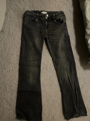 Svarta lågmidjade jeans - Jättefina lågmidjade svarta jeans💕 Storlek 158/Xs. Säljs på grund av att de inte kom till andvändning. 💕 Pris kan diskuteras 