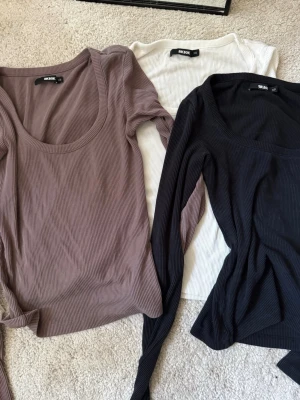 Ribbad långärmade toppar från Bik Bok - Säljer dessa 3 toppar från Bik Bok i XS💓Den svarta har ett litet hål vid axeln