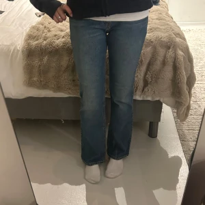 Levi's Superlow Bootcut jeans blå 26 - Orginal pris 1300 men säljer för 1000 eftersom att dom e helt oanvända. Helt nya aldrig använda. Storlek 26. Super snygga men kommer ej till användning. Pris kan diskuteras. Sitter perfekt 🤩🥰