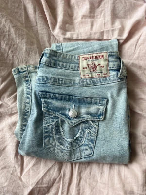 True Religion jeans - bootcut jeans från nelly, använda två gånger, storlek 27. Nypris 1299kr