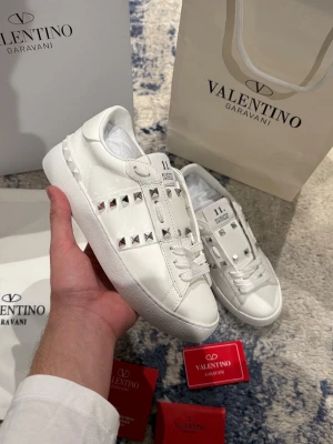 Valentino open skor - Väldigt snygga valentino skor till tjejer. Storlek 38. Allt på bilderna tillkommer! Aldrig använda!