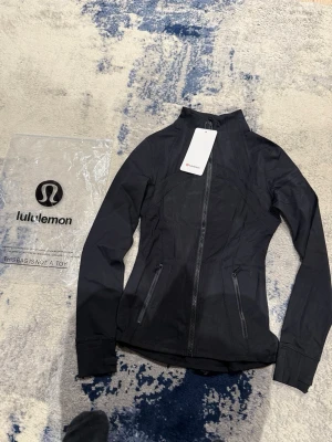 Lululemon träningströja! - Populära Lululemon define jacket. Perfekt tröja till träning eller vardags. Helt ny med tags. Pris kan diskuteras vid snabb affär!
