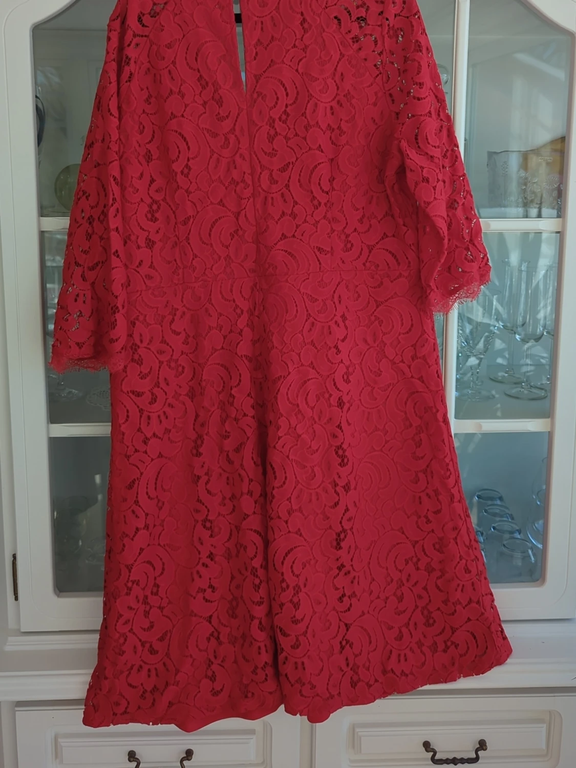 Röd spetsklänning med v-ringning - 1