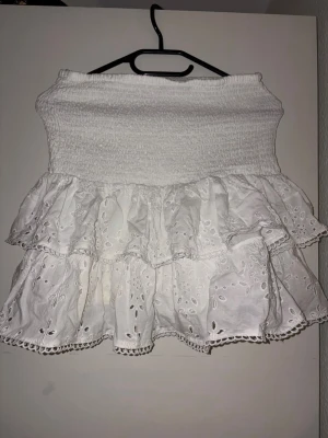 Kjol från Gina tricot  - Köpt förra sommaren men inte använd, jättefin kjol i storlek M