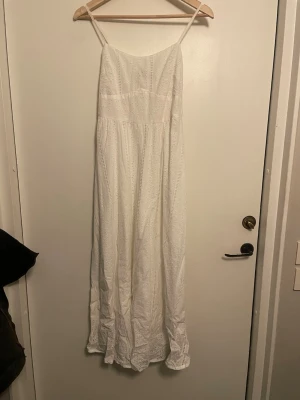 Vit klänning - Vit långklänning strl 36