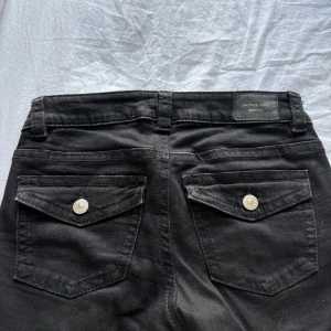 Svarta jeans från Gina Tricot - Svarta jeans från Gina, bara använd fåtal gånger. Buda gärna med pris!!