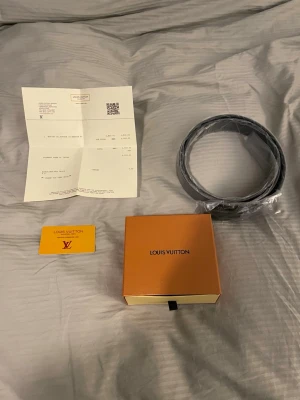 Svart design bälte - Säljer ett svart design bälte som aldrig e använt. Är äkta läder så bältet kommer hålla många år och finns inga skador på bältet. Fås med allt på bild