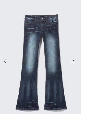 Mörkblå bootcut jeans med slitningar - Använda men det är ingen man ser alls förutom på slutet av jeansen där det är små defekter!   Storlek 28 i midjan och 34 i längden! Fråga om egna bilder!!!! ❤️ 