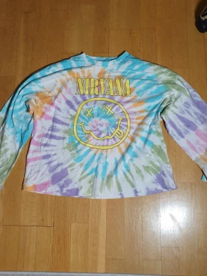 Nirvana Tie-Dye Tröja | M / Medium - Tie Dye tröja med Nirvana tryck på framsidan.  HM x Nirvana (2022). Medium (Mått finns på bilderna!) 100% bomull.  Se bilder.