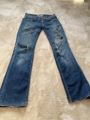 Coola jeans med hål  - Sjukt coola och unika jeans med snygga hål och detaljer. Storlek 27. Postar inom 24h📦 Köp minst två plagg för 20% rabatt🫶🏼Tveka inte på att höra av er vid frågor eller funderingar!
