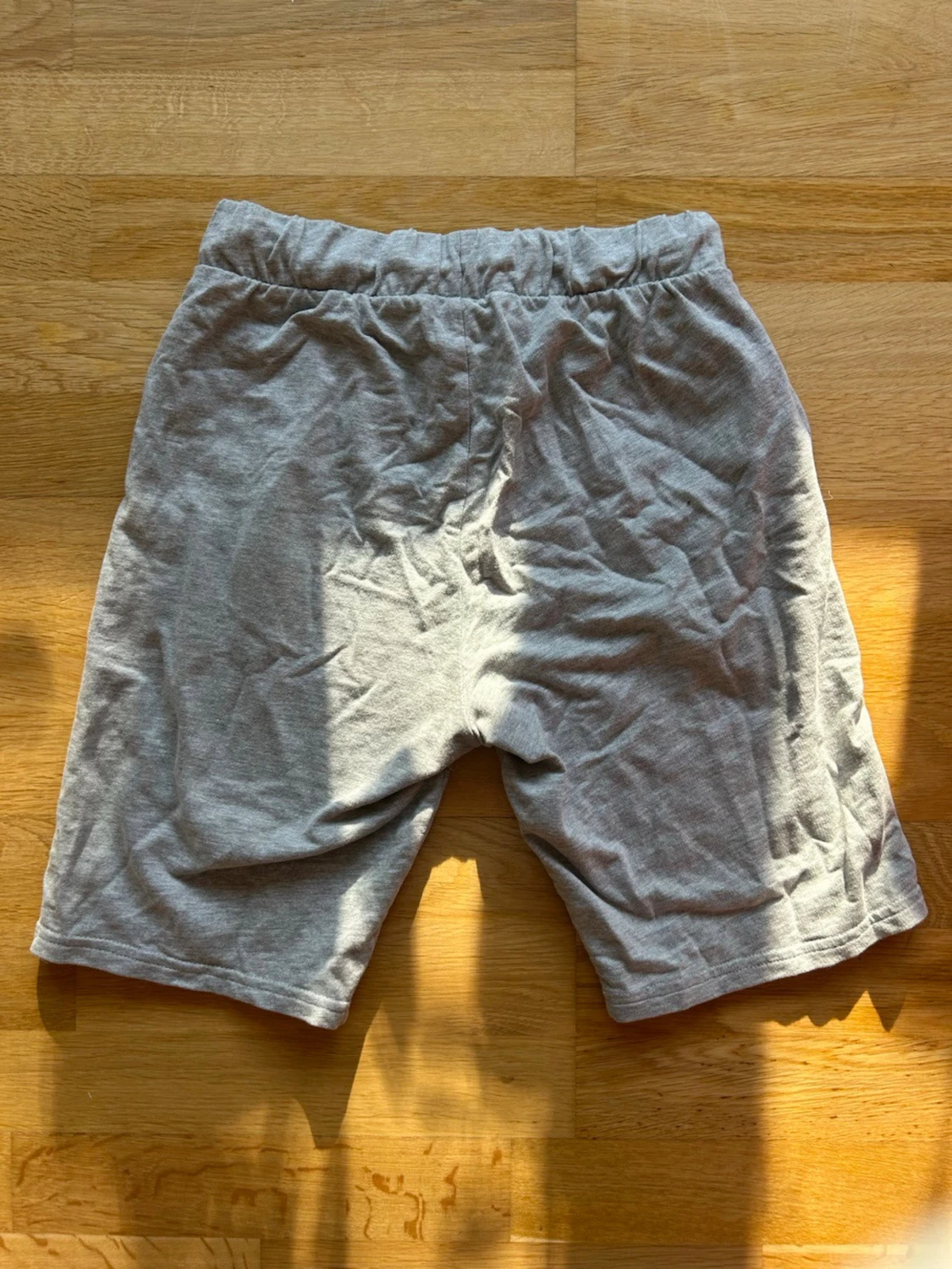 Grå mjukisshorts med snörning - 1