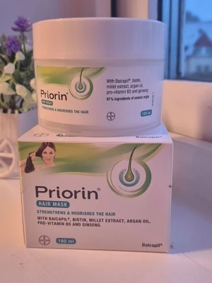 Priorin Hårmask 180ml - Priorin® Hair Mask is a nourishing hair mask for those with weakened and thin hair. The exclusive formulation is enriched with carefully selected and powerful ingredients such as biotin, millet extract, Argan oil, Pro-Vitamin B5 and Ginseng, which together strengthen, nourish and moisturize the hair. It also contains the patented Baicapil® plant complex, which supports the normal hair cycle. From root to tip, the hair will be well cared for, resulting in fuller and shinier hair. Shipping sameday